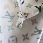Tessuto Louis Vuitton con logo, motivo floreale e zip elegante, simbolo di lusso e qualità.