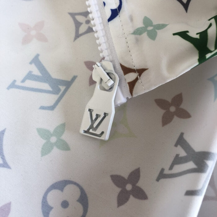 Tessuto Louis Vuitton con logo, motivo floreale e zip elegante, simbolo di lusso e qualità.