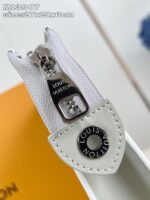 Zaino Louis Vuitton con cerniera, dettaglio in metallo e marchio iconico, elegante e di lusso.