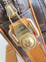 Fibbia Louis Vuitton in oro con dettaglio in pelle tan sul morbido tessuto monogramma
