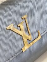Borsa Louis Vuitton blu con logo oro, tessuto elegante e dettagli artigianali di lusso.