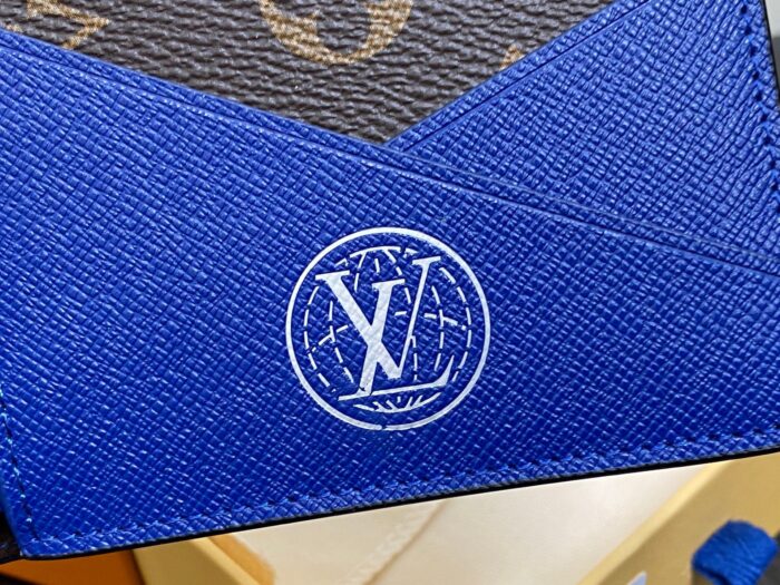Portafoglio Louis Vuitton in pelle blu con logo bianco e dettagli di lusso.