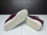 Scarpe high top vinaccia di lusso con suole bianche e dettagli di alta qualità.