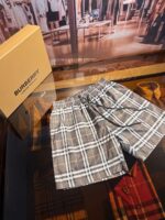 Pantaloncini Burberry a quadri di lusso su display, eleganti e di alta qualità.