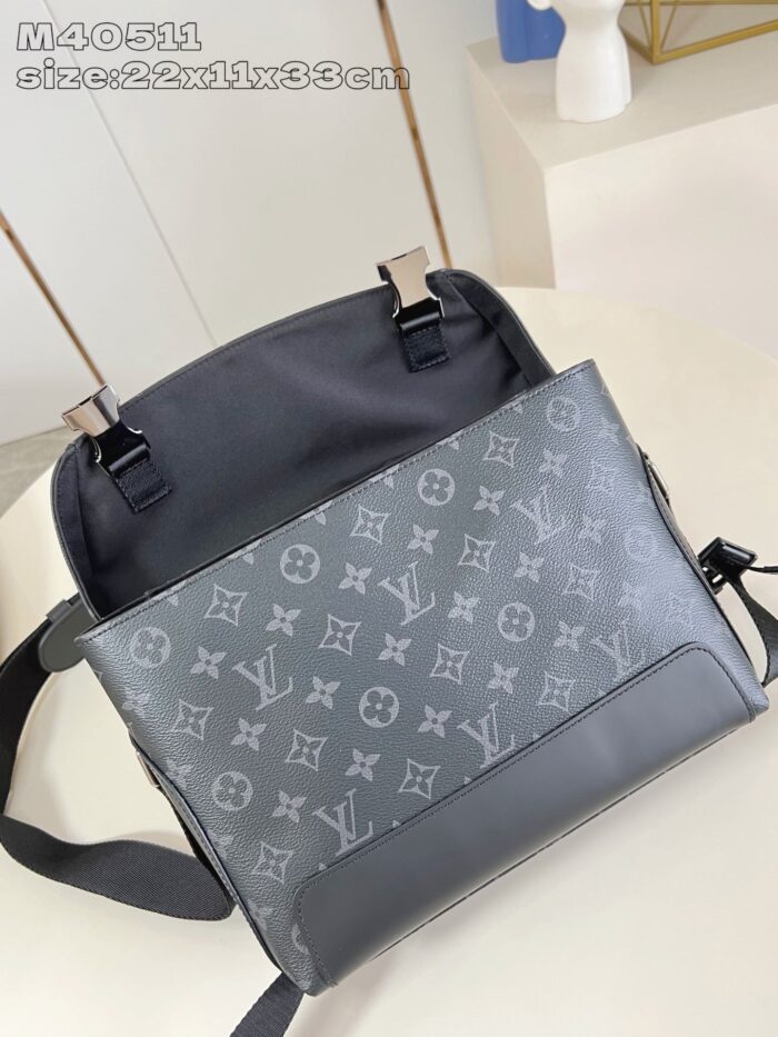 Borsa messenger Louis Vuitton monogramma, elegante e versatile, ideale per uso quotidiano.