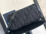 Borsa nera elegante in pelle con logo iconico e dettagli metallici, perfetta per ogni occasione.