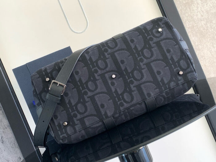 Borsa nera elegante in pelle con logo iconico e dettagli metallici, perfetta per ogni occasione.