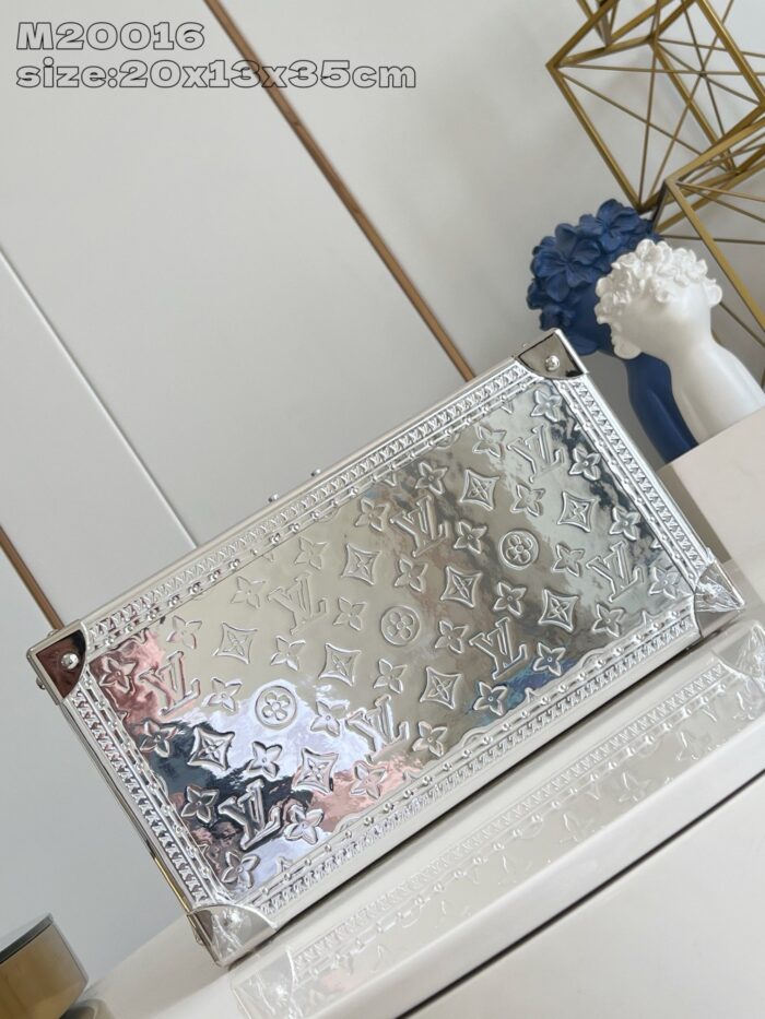 Scatola di lusso in metallo riflettente con monogramma Louis Vuitton e dettagli eleganti.
