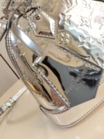 Borsa elegante in metallo silver con pattern monogramma, dettagli sofisticati e finiture di alta qualità.
