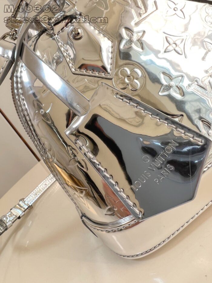 Borsa elegante in metallo silver con pattern monogramma, dettagli sofisticati e finiture di alta qualità.