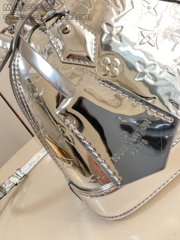 Borsa elegante in metallo silver con pattern monogramma, dettagli sofisticati e finiture di alta qualità.