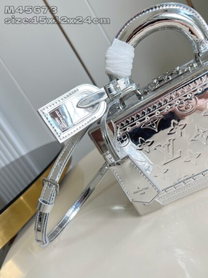 Borsa argento di design moderno con dettagli incisi e finiture di lusso.