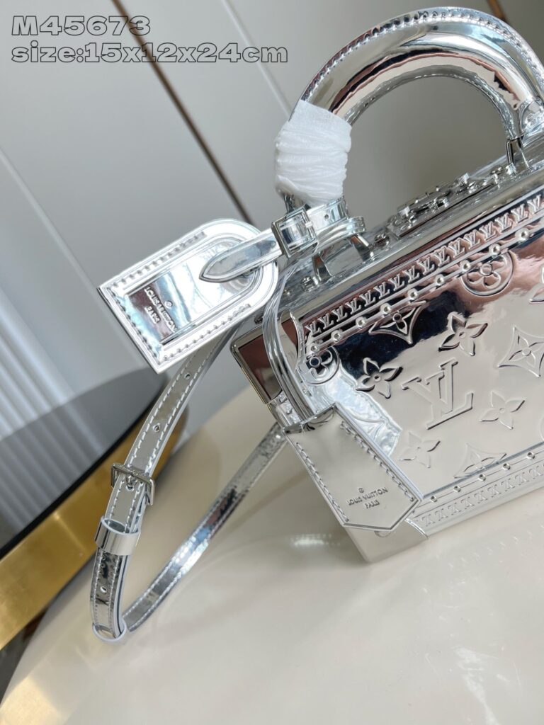Borsa argento di design moderno con dettagli incisi e finiture di lusso.