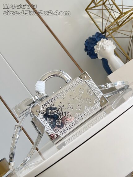 Borsa in metallo lucido con decorazioni eleganti e stile moderno per occasioni di classe.
