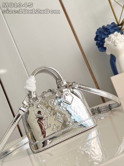 Borsa donna in argento metallizzato, elegante e moderna, con manico regolabile e dettagli di lusso.