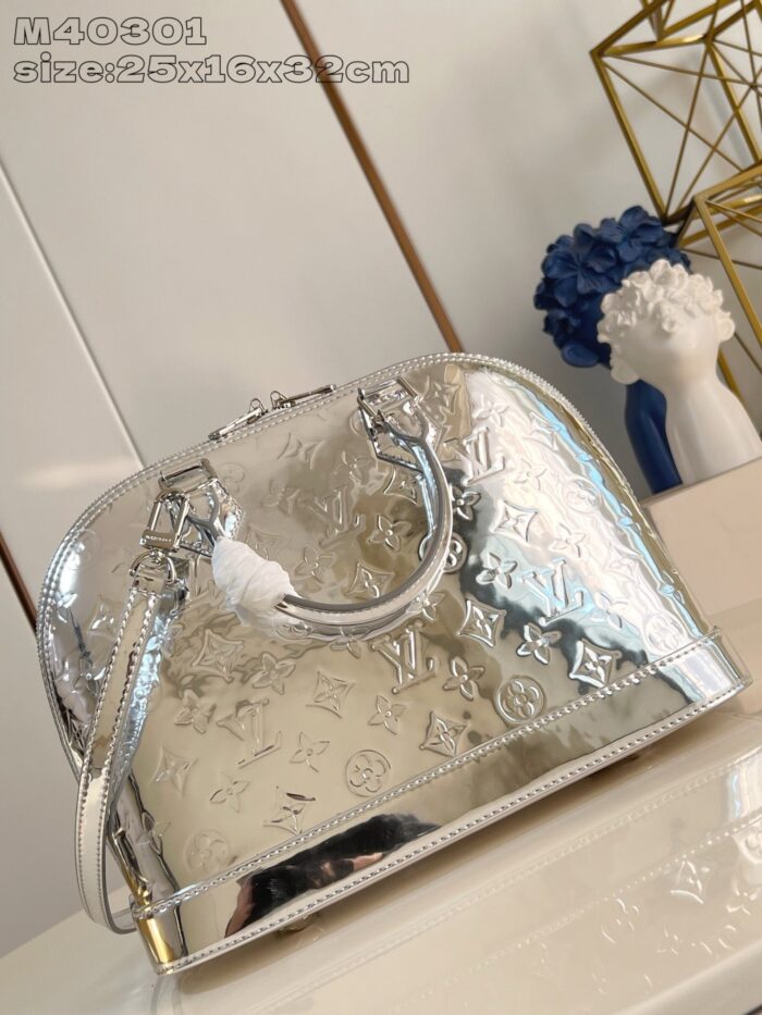 Borsa in metallo argentato con logo elegante e dettagli raffinati, ideale per uno stile moderno e chic.