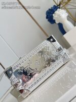 Borsa di lusso in metallo argento con dettagli ricamati e design elegante.