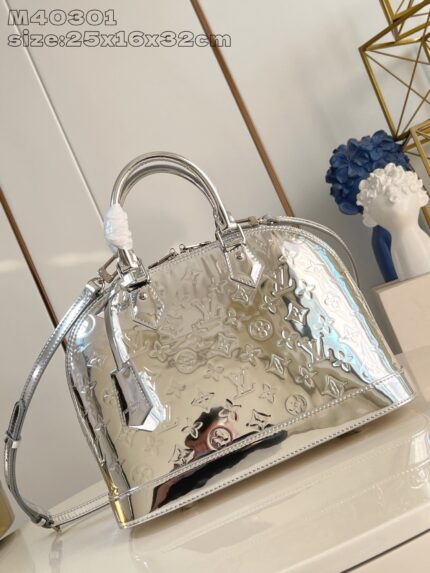 Borsa silver elegante con dettagli luxury, stile moderno e design sofisticato, perfetta per ogni occasione.