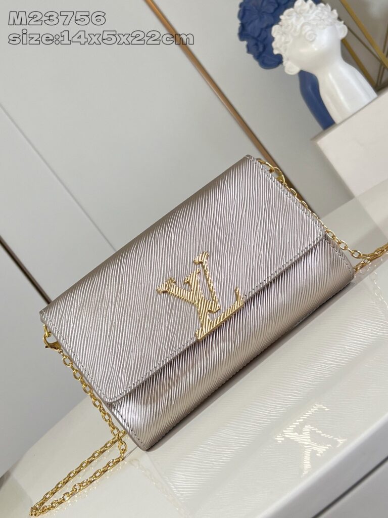 Borsa elegante in pelle metallizzata oro e argento, con tracolla a catena di lusso.