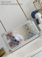 Scatola di lusso in metallo con logo, motivi eleganti e rifiniture lucide raffinata e decorativa.