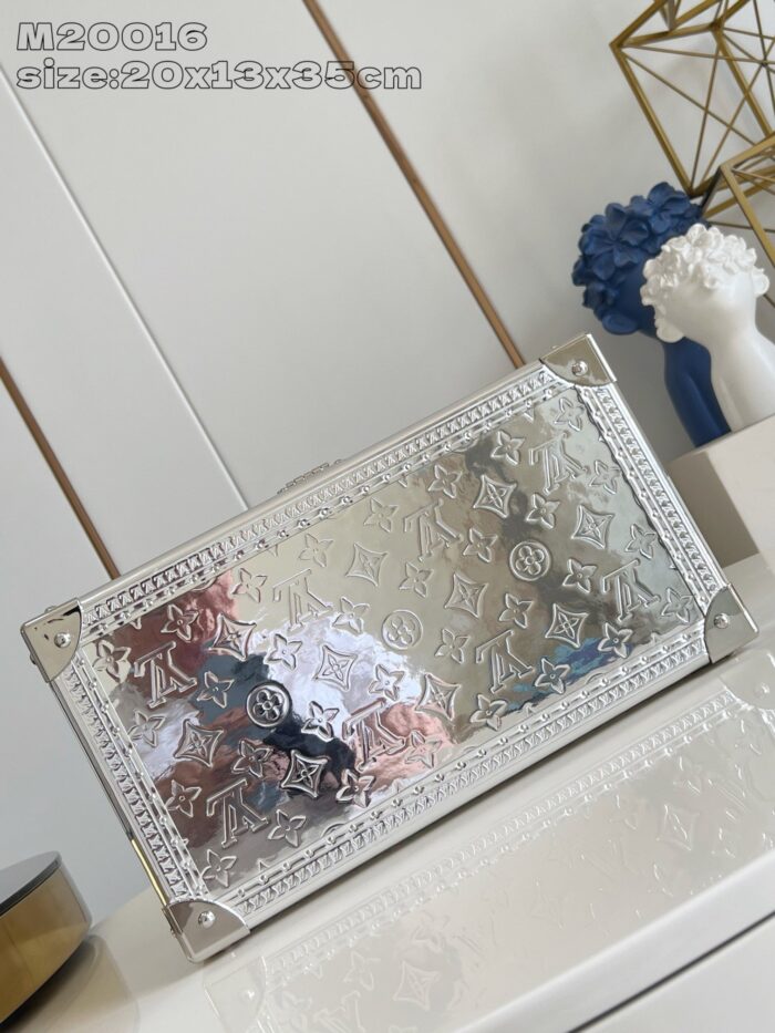 Scatola di lusso in metallo con logo, motivi eleganti e rifiniture lucide raffinata e decorativa.