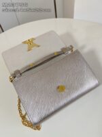Borsa elegante in argento metallizzato con chiusura oro e tracolla chain, stile sofisticato e versatile.