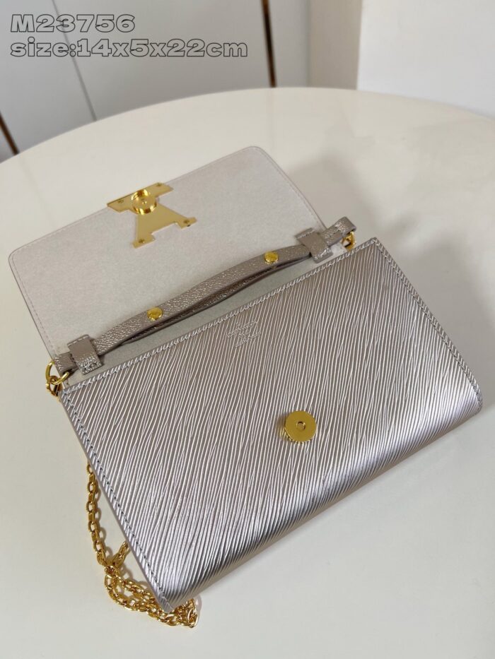 Borsa elegante in argento metallizzato con chiusura oro e tracolla chain, stile sofisticato e versatile.
