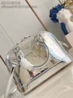 Borsa elegante in similpelle argento, dai dettagli moderni e charm a frangia esclusivi.