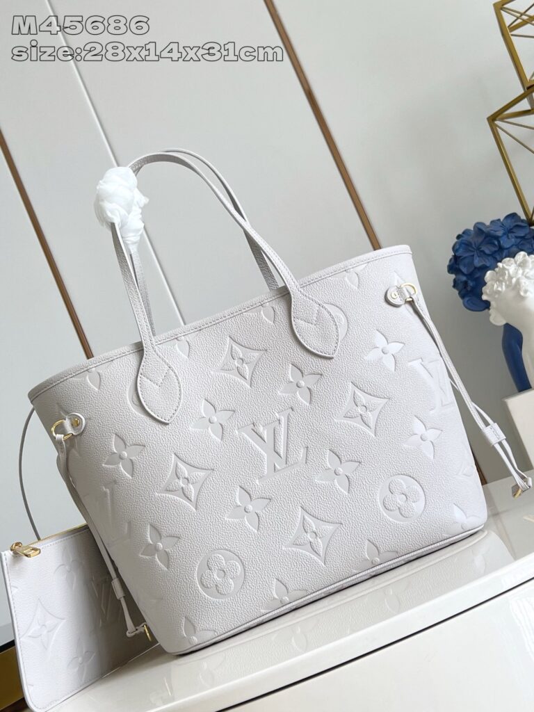 Borsa Louis Vuitton in tessuto neutro con dettagli eleganti e design pratico e raffinato.