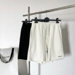 Shorts Celine minimalisti in bianco e nero con logo, stile casual e moderno.