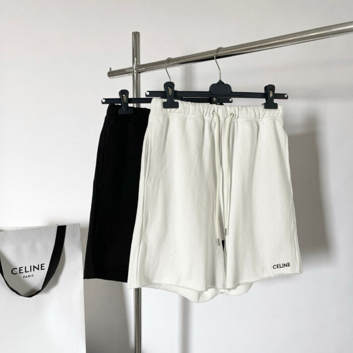 Shorts Celine minimalisti in bianco e nero con logo, stile casual e moderno.