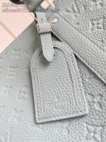 Borsa di lusso verde menta con dettagli eleganti e luggage tag in pelle raffinata.