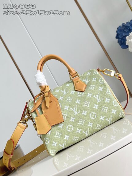 Borsa elegante verde menta con dettagli in pelle tan, perfetta per occasioni di lusso e stile.