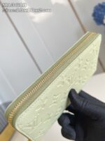 Portafoglio verde menta elegante con zip oro, design di lusso e stile raffinato.