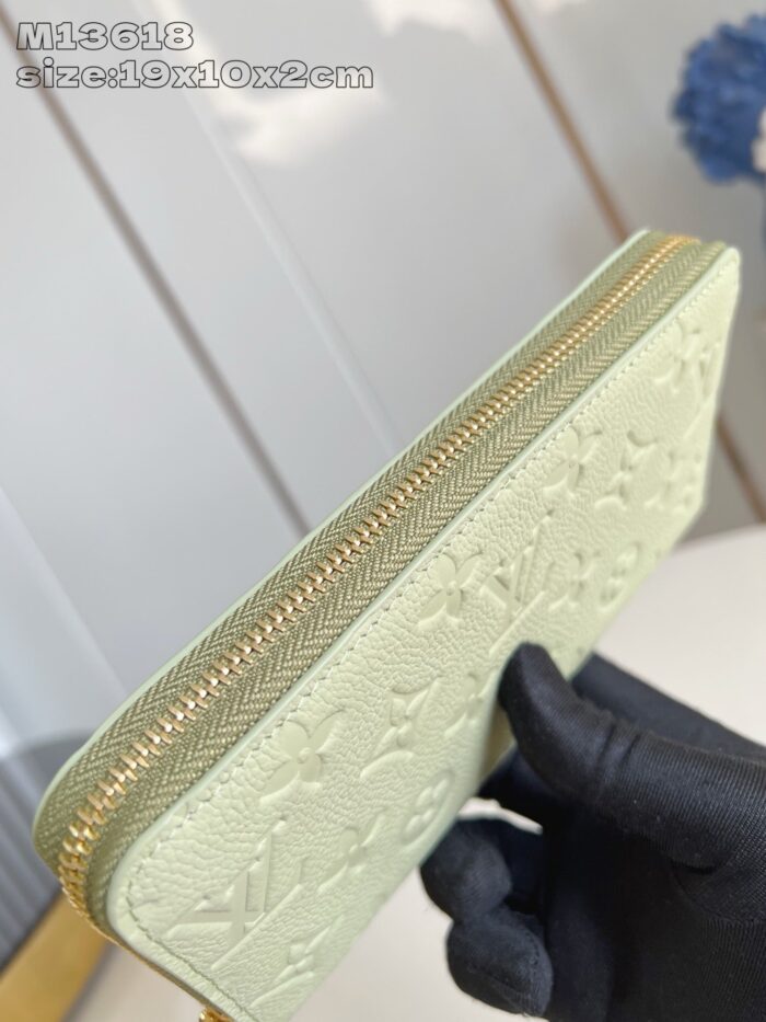 Portafoglio verde menta elegante con zip oro, design di lusso e stile raffinato.