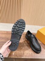 Scarpe di lusso in pelle nera con suola antiscivolo e design elegante.
