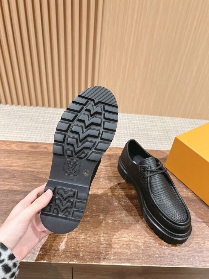 Scarpe di lusso in pelle nera con suola antiscivolo e design elegante.