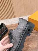 Sneaker elegante in grigio con suola robusta, design moderno e dettagli di lusso.