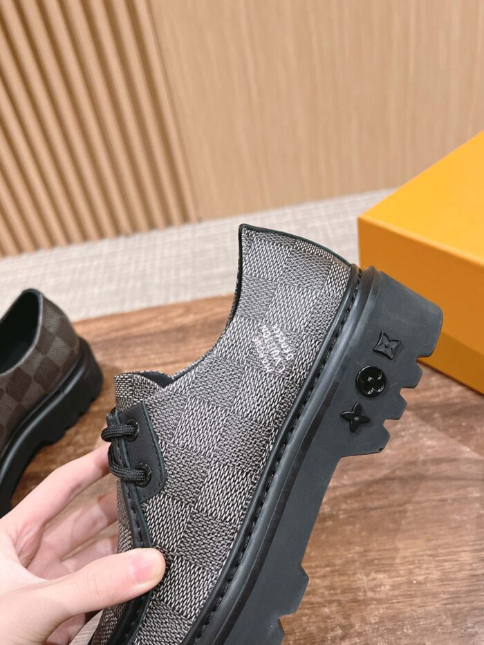 Sneaker elegante in grigio con suola robusta, design moderno e dettagli di lusso.