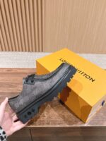 Scarpa di lusso moderna con suola chunky e packaging giallo brillante, elegante e di tendenza.