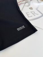 Maglia Moncler elegante e moderna con logo, tessuto di alta qualità per stile e comfort.