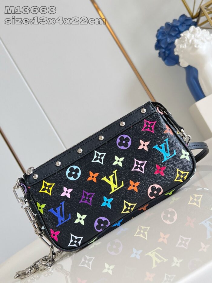 Borsa di lusso nera con motivi colorati, dettagli metallici e tracolla in catena elegante.