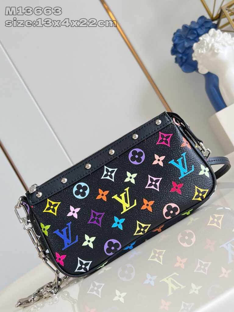 Borsa di lusso nera con motivi colorati, dettagli metallici e tracolla in catena elegante.