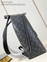 Zaino Louis Vuitton Monogram grigio scuro, elegante e sottile, perfetto per stile e praticità quotidiana.