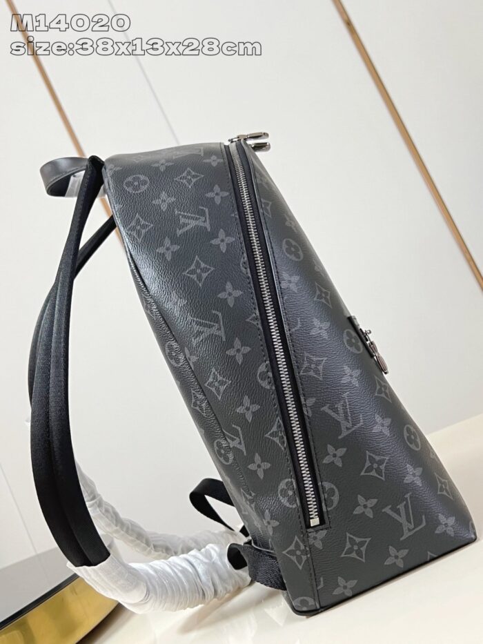 Zaino Louis Vuitton Monogram grigio scuro, elegante e sottile, perfetto per stile e praticità quotidiana.