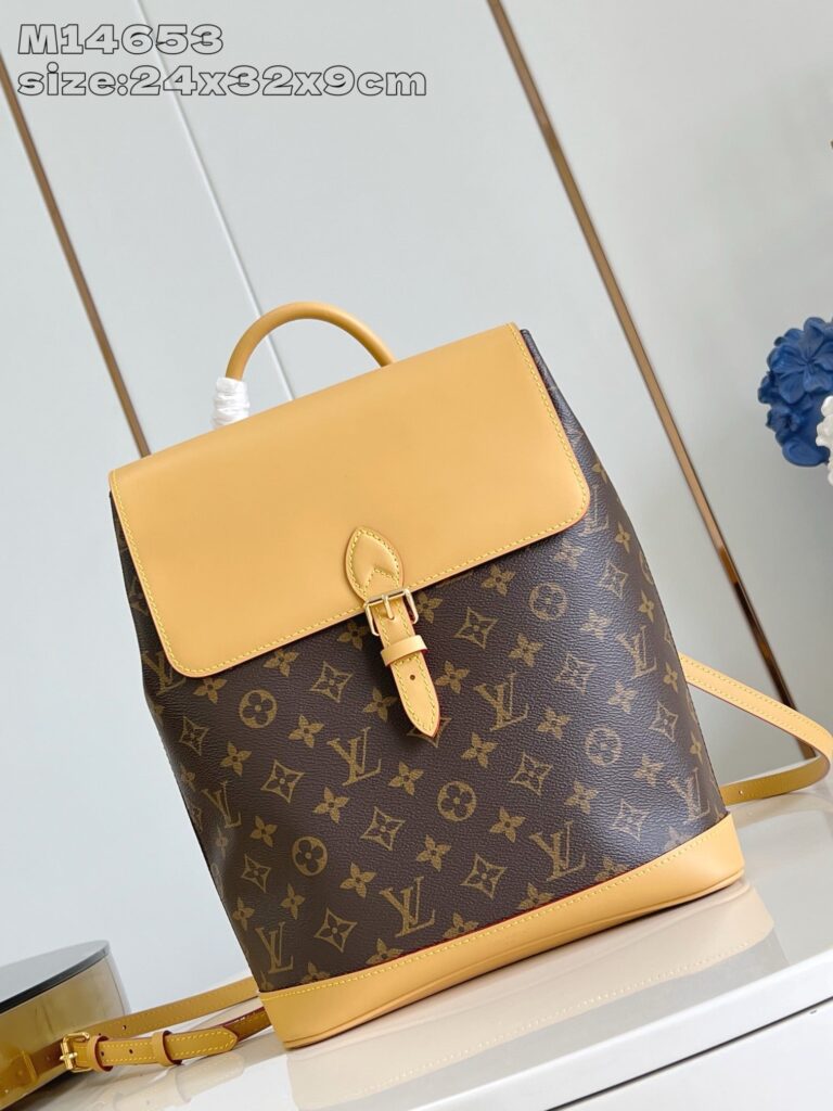 Zaino di lusso in pelle con monogramma, apertura gialla e dettagli eleganti.