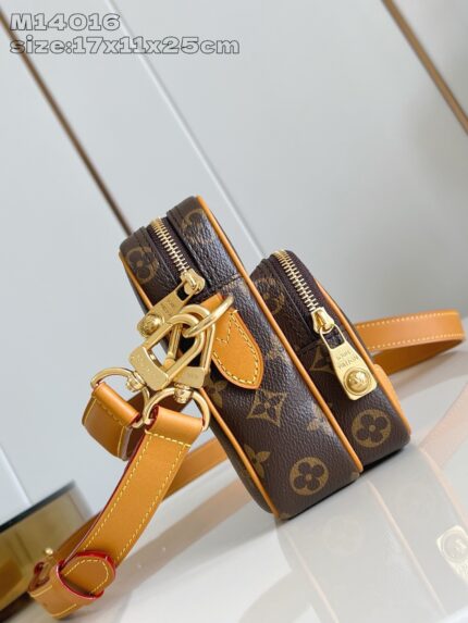 Borsa elegante marrone con monogramma, dettagli in oro e tracolla rimovibile.