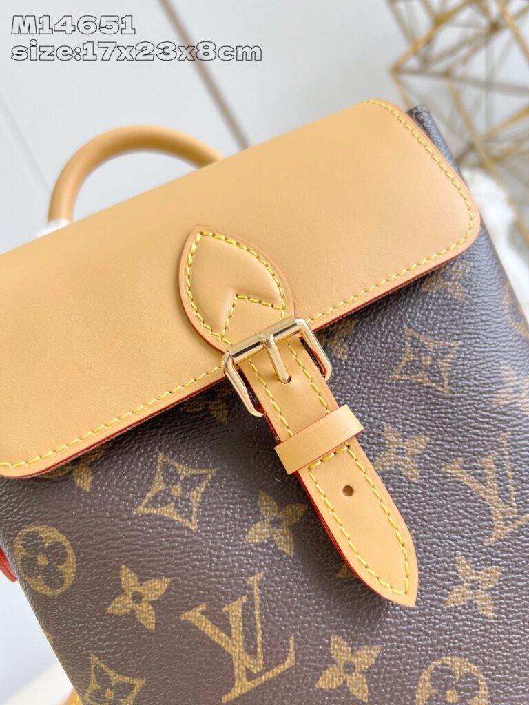 Borsa elegante in pelle marrone con monogramma, dettaglio in cuoio e chiusura metallica.