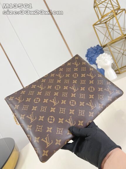 Clutch Louis Vuitton in pelle monogramma, elegante, minimalista e perfetta per ogni occasione.