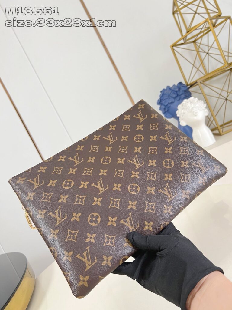 Clutch Louis Vuitton in pelle monogramma, elegante, minimalista e perfetta per ogni occasione.